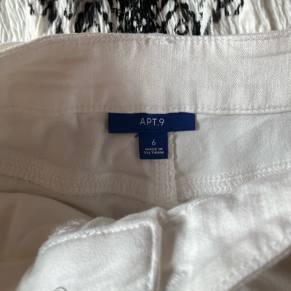 White skirt - Picture 2 of 4